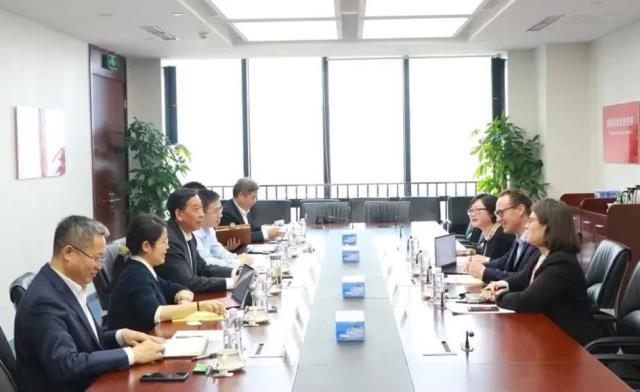 Li Xinhua, Deputy Secretary of the Party Committee and General Manager of China National Building Materials Group, met with Thomas Guillot, CEO of the Global Cement and Concrete Association (GCCA) in Beijing