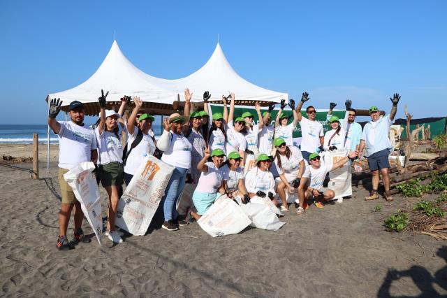 Cemex recoge basura en playa de Oaxaca