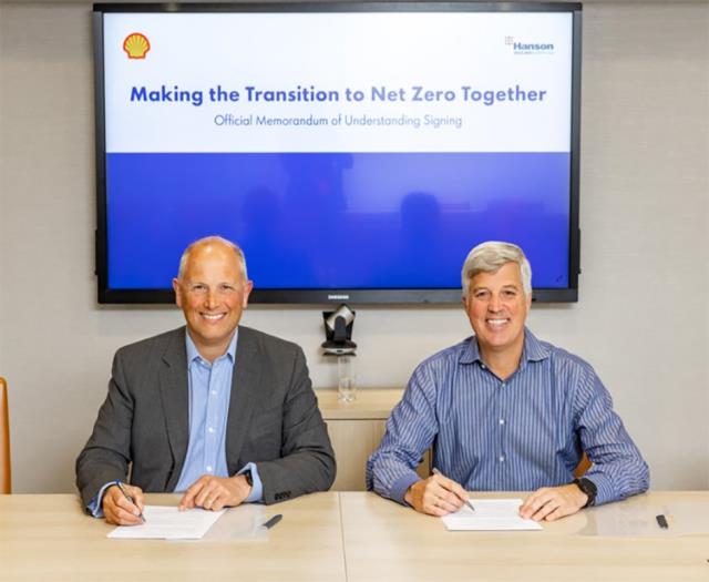 Hanson UK CEO Simon Willis (left) and Shell’s Carlos Maurer signing the Memorandum of Understanding