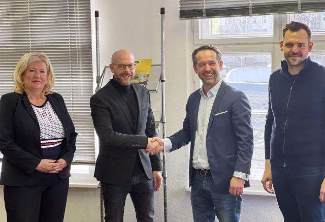 Menzel and Vollack on the occasion of the signing of the construction contract; left to right: Cornelia Uhlig, commercial manager, Matthias Jordt, partner & project supervisor, both Vollack GmbH & Co. KG, Dirk Achhammer, commercial director, Paul Bernhardt, business unit manager & construction project supervisor, both Menzel Elektromotoren GmbH