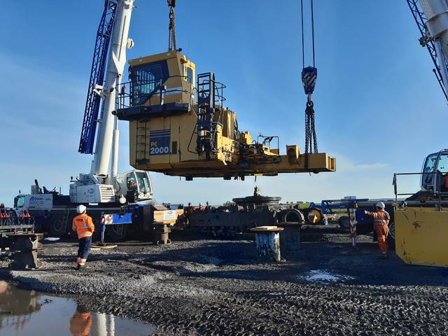 The car body is removed on the excavator as part of the rebuild process