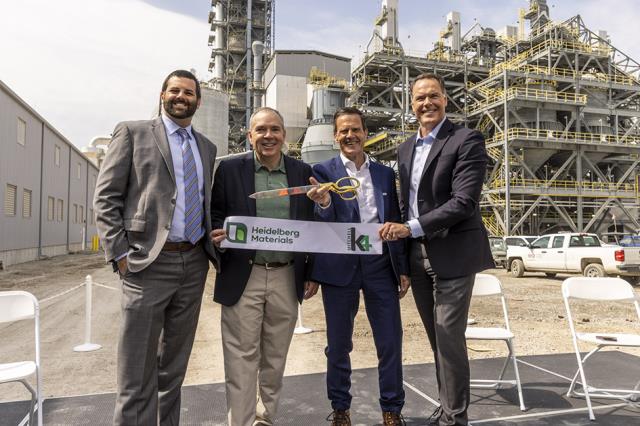 Heidelberg Materials and community leaders cut ribbon at Mitchell, Indiana, USA, cement plant (3rd from left: Dr Dominik von Achten, CEO of Heidelberg Materials, and 4th from left: Chris Ward, member of the Managing Board of Heidelberg Materials and responsible for the North America Group area)