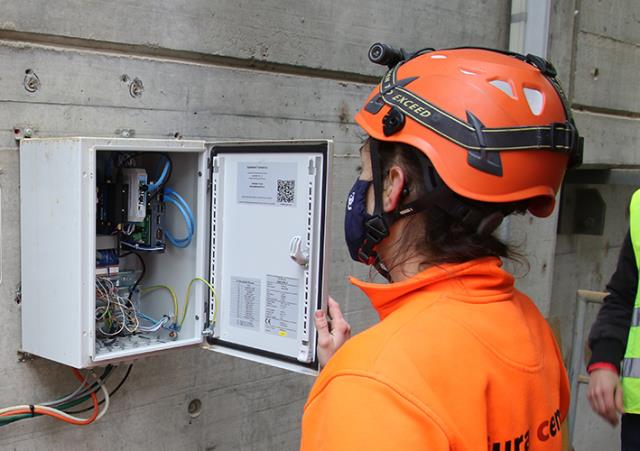 Checking the  IoT box which sends the collected data via a mobile connection to the PREMAS® Cloud at Jura Cement 